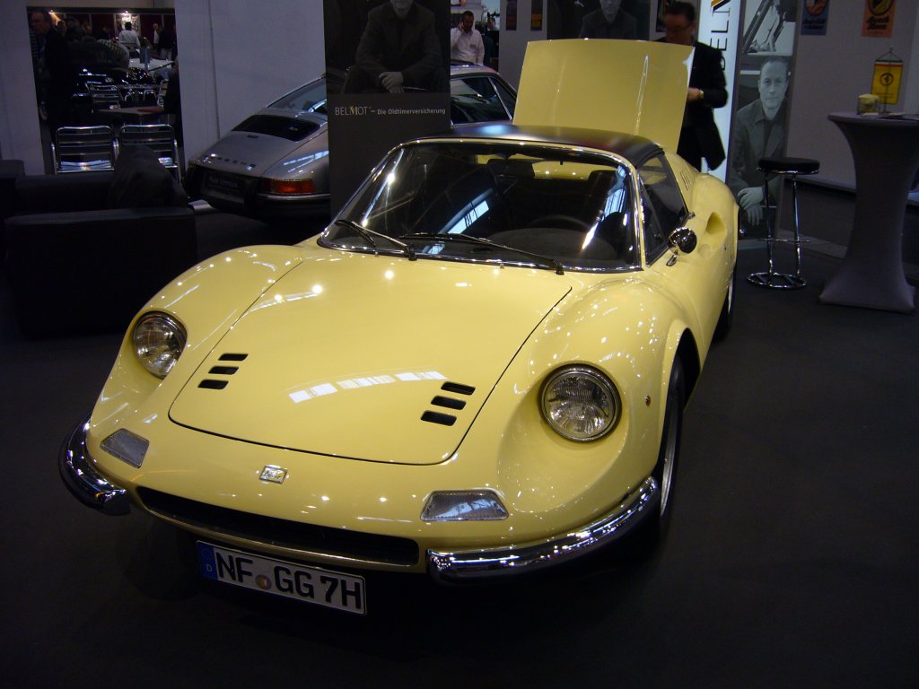 Ferrari Dino 246 GTS. 1972 - 1974. Von diesem Modell wurden insgesamt 1.282 Autos gebaut. Der V6-motor leistet 195 PS aus 2.418 cm Hubraum. Nur 35 Fahrzeuge wurden in der gezeigten Farbe giallo dino (Farbcode 20-Y-348) ausgeliefert. Techno Classica 03.04.2011.