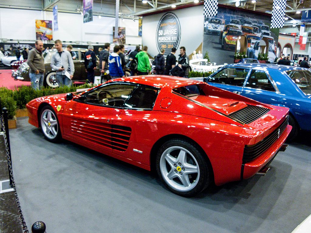 Ferrari Testarossa, aufgenommen auf dem Essen Motor Show, Dezember 2012.