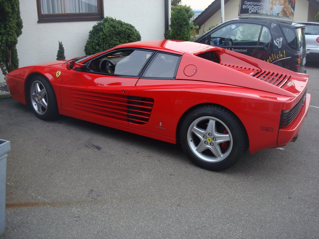 Ferrari Testarossa, 
kam 1984 als Nachfolgemodell des F 512, bis 1996 wurden ca. 7500 Stck gebaut, 12-Zyl.V-Motor, 4900ccm, 390PS, 290Km/h,
Sept.2010 