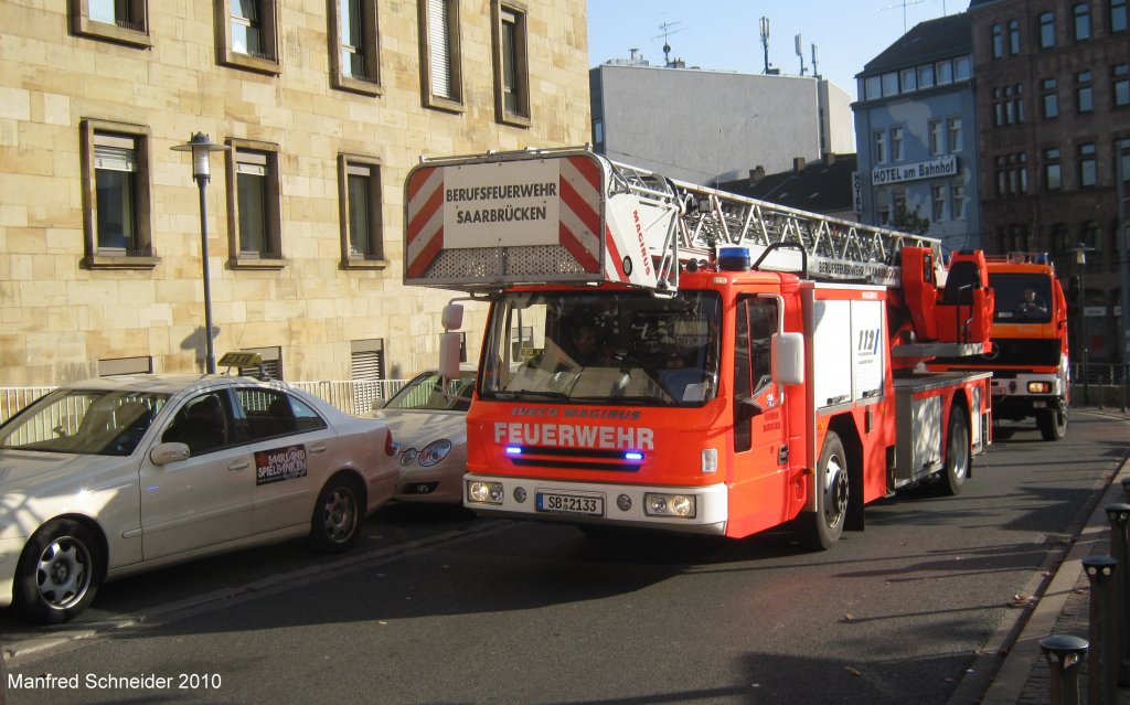 Feuerwehr Einsatz am Saarbrcker Hauptbahnhof.Das Foto habe ich am 09.10.2010 gemacht.Der Einsatz war eine bung in der Europa Gallerie die am 21.10.2010 erffnet wird.Hier ist das Leiter Fahrzeug zu sehen.