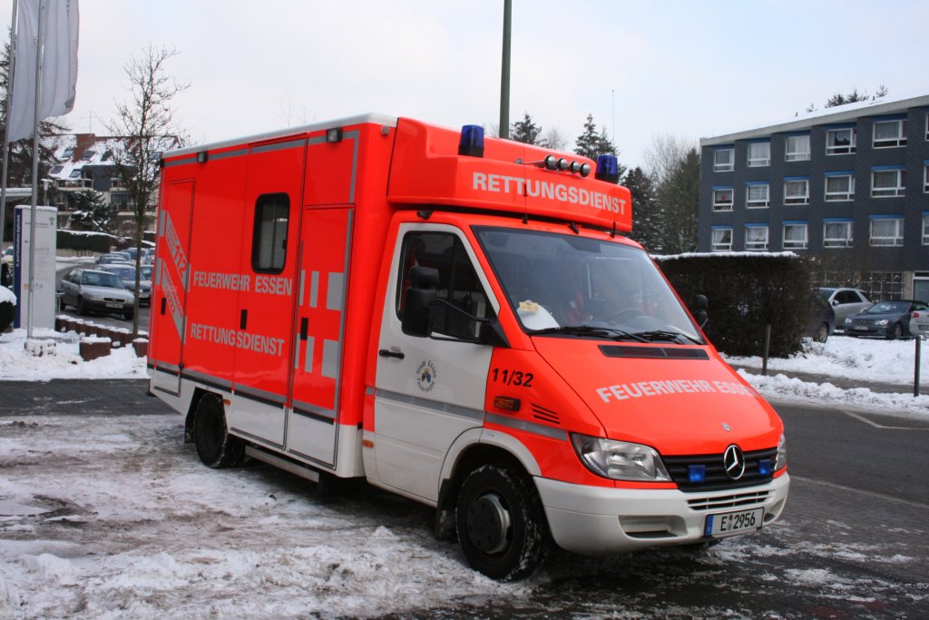 Feuerwehr Essen
RTW
11/32
E 2956
Mercedes
Aufgenommen am Krankenhaus in Essen Kupferdreh.