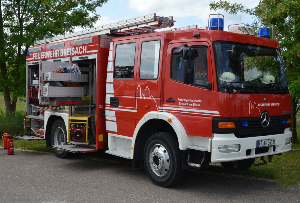 Feuerwehr Hilfs- und Gerte- Fahrzeug beim Tag der offenen Tr in Breisach am Rhein zugeschaut und festgehalten am 19.06.2013.