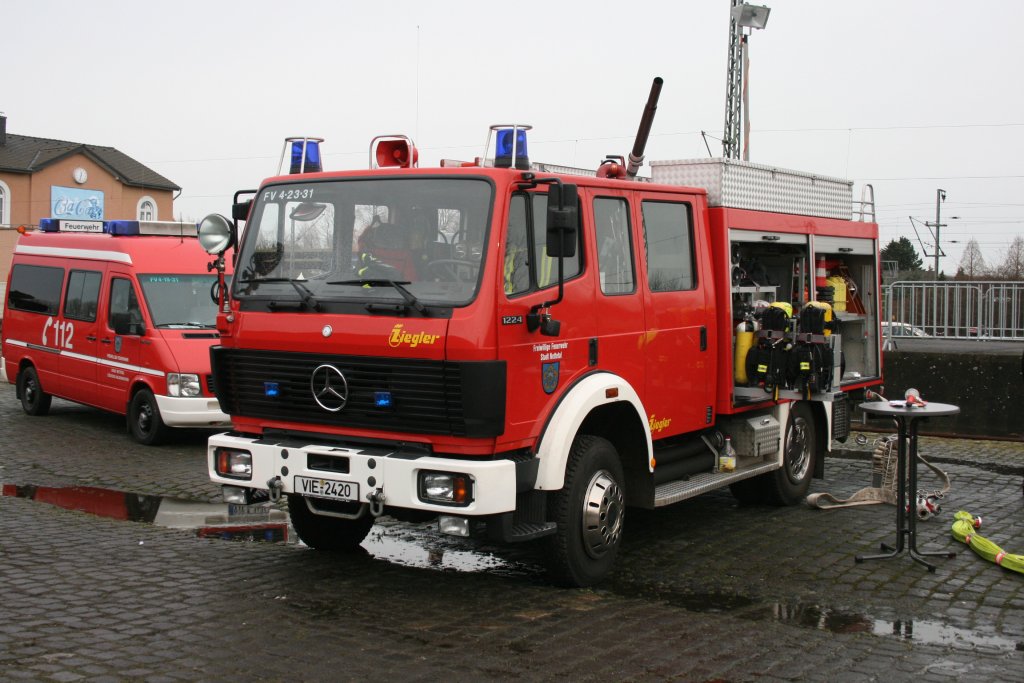 Feuerwehr Nettetal Kaldenkirchen
VIE 2420
TLF
Mercedes 1224
Aufgenommen auf dem PNV Tag am 6.12.2009 in Kaldenkirchen.
