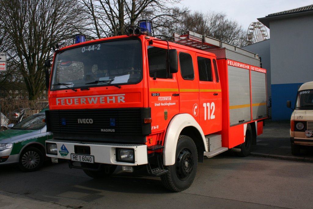 Feuerwehr Recklinghausen
LF 16/12
RE 6040
IVECO Magirus
Florian Recklingausen 0/44/2
Aufgenommen auf der Palmkirmes in Recklinghausen am 24.3.2010.
