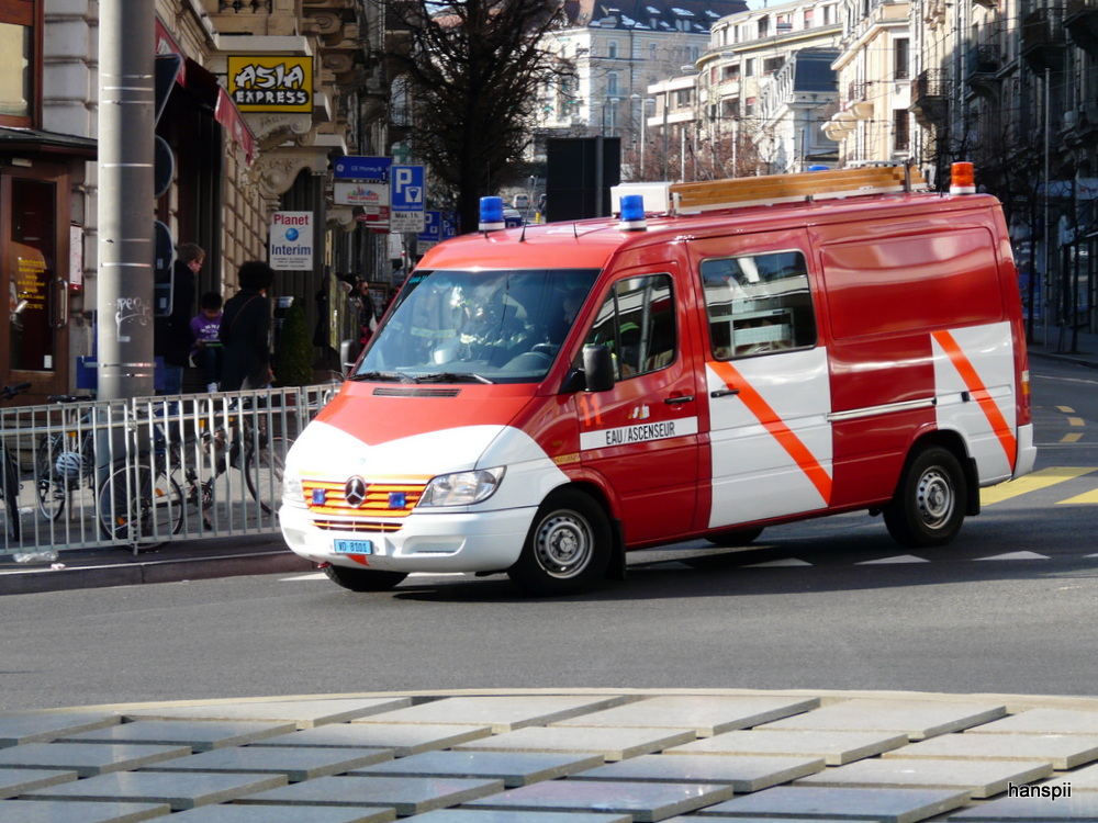 Feuerwehr der Stadt Lausanne mit Sirenen und Blaulicht unterwegs einem Mercedes am 16.02.2013