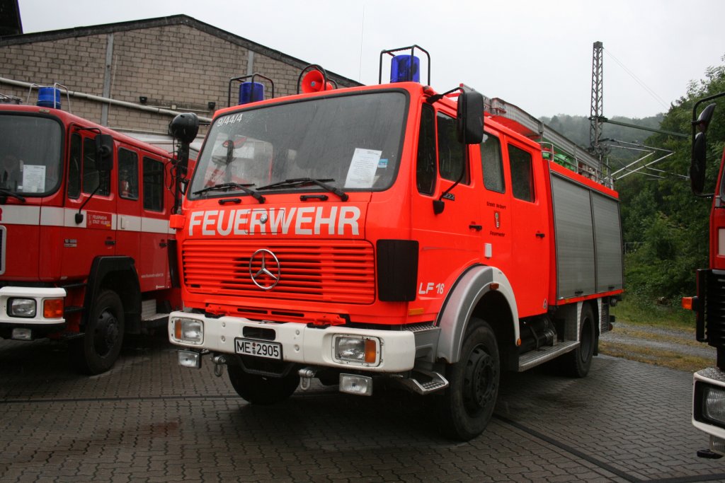 Feuerwehr Velbert
ME 2905
LF16
Mercedes 1222
Aufgenommen beim Tag der Offenen Tr in Velbert Langenberg,7.6.2008.
Das Fahrzeug wurde im Juni 2008 nach Igoumenitsa in Grichenland verschenkt.

