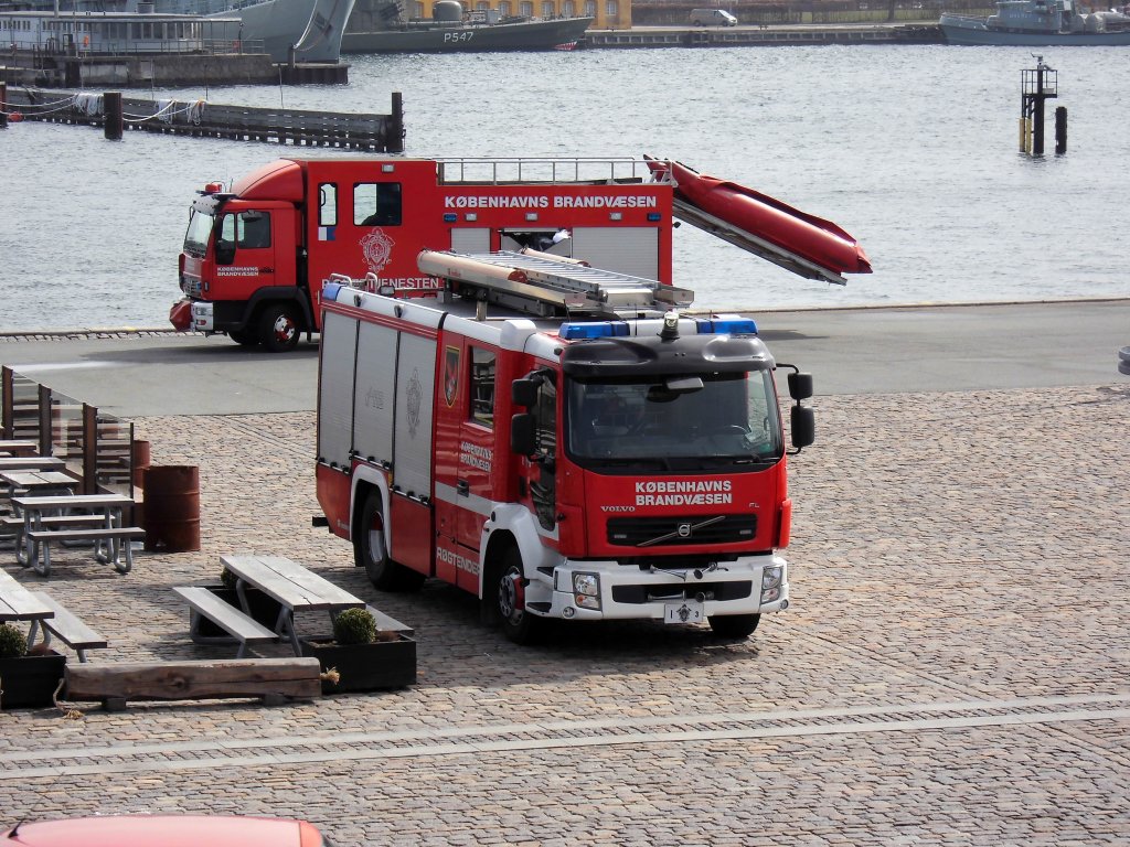 Feuerwehrfahrzeug Marke Volvo am 23.04.13 in Kopenhagen bei einer bung im Hafen.