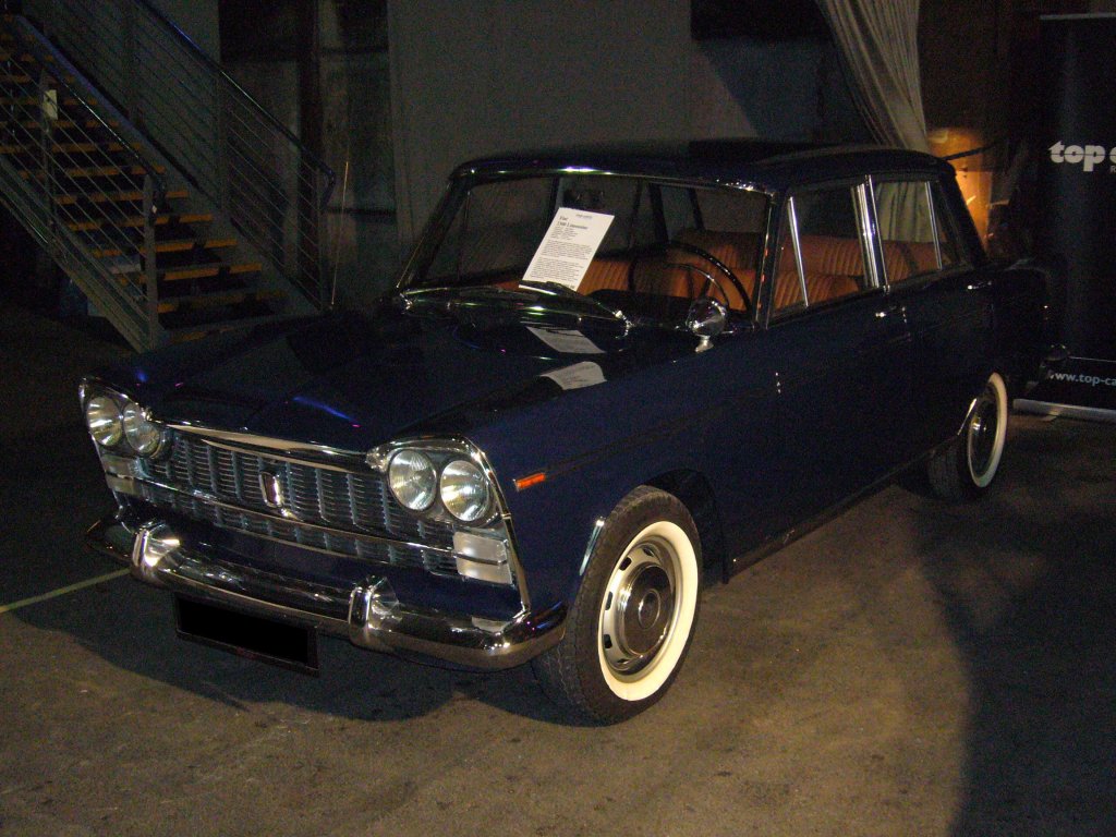 Fiat 2300 Luxus. 1961 - 1963. Der mit einem 6-Zylinderreihenmotor versehene 2300, war das Spitzenmodell dieser Baureihe. Darunter lancierten die Modelle 2100, 1800 und 1500. Der Motor hat bei diesem Auto 2.279 cm Hubraum und leistet 105 PS. Historicar am 15.10.2011.
