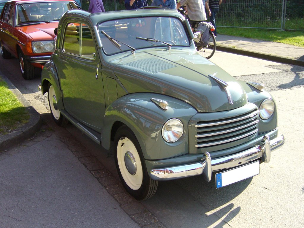 Fiat 500 C  Topolino . 1949 - 1955. Dante Giacosa, Fiats genialer Konstrukteur, hatte den 500´er schon 1936 vorgestellt. Es gab die Baureihe A von 1936 - 1948, die Baureihe B von 1948 - 1949 (hier waren hngende Ventile im Motor verbaut) und die optisch retuschierte Baureihe C. Lizenzproduktionen dieses Wagens liefen bei Simca in Frankreich als Modell  Cinq  und in sterreich als Steyr-Fiat 500 C. Oldtimertreffen Kokerei Zollverein am 02.10.2011.