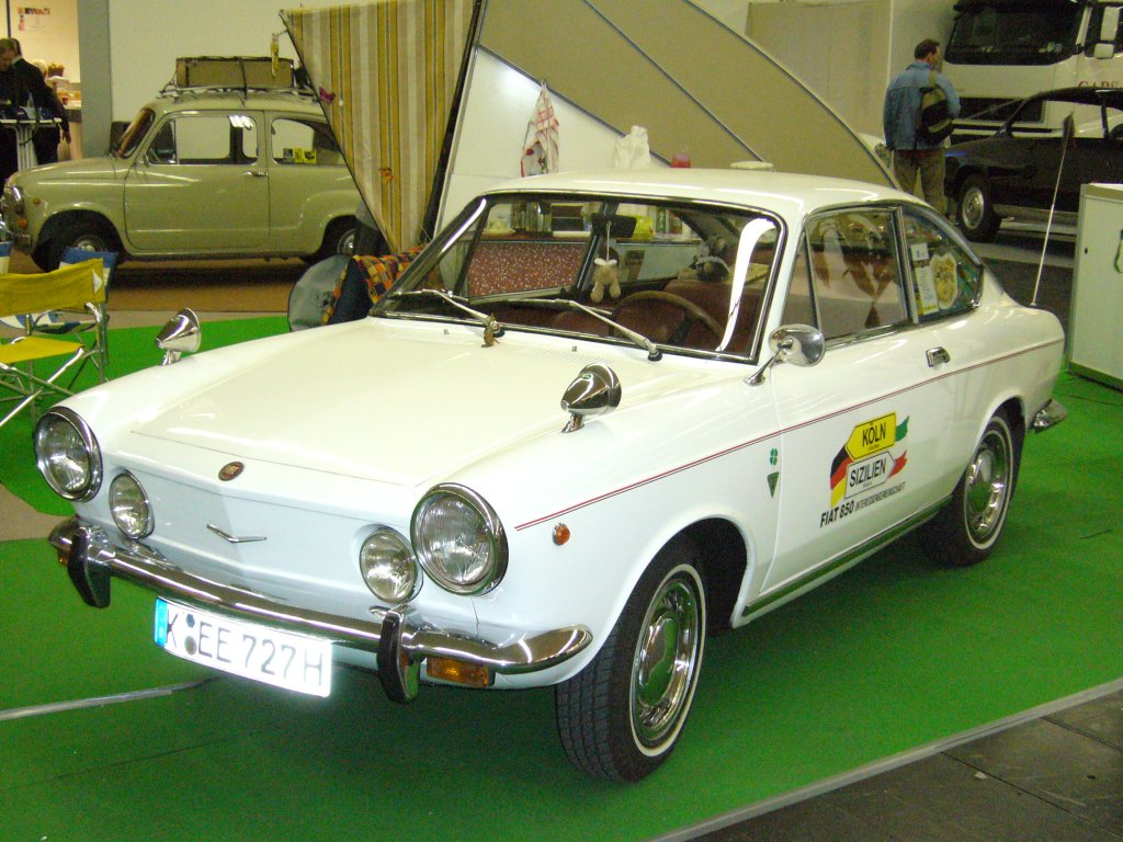 Fiat 850 Sport Coupe, gebaut 1968-1972. Der 4-Zylinder Reihenheckmotor leistet 52 PS und beschleunigt den Wagen in 16.5 Sekunden von 0 auf 100 km/h.
Technoclassica 2008