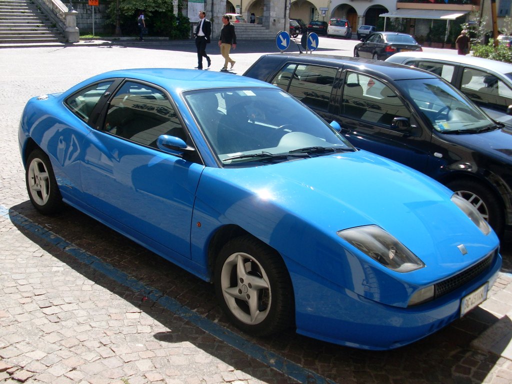 Fiat Coupe 2.0 20V Turbo in der Farbe racing blau, die es optional nur fr die Turboversion gab. Aufgenommen im Sommer 2008 in San Daniele del Friuli, der berhmten norditalienischen Schinkenstadt.