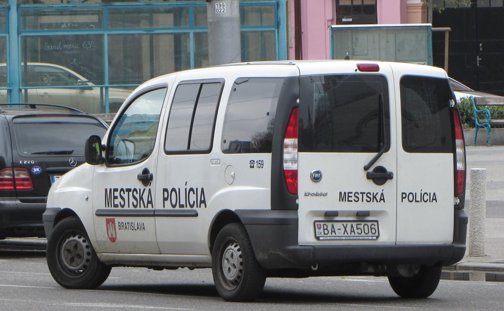 Fiat Doblo Polizeifahrzeug in Bratislava (SK) am 7.4.2012 in der Innenstadt.