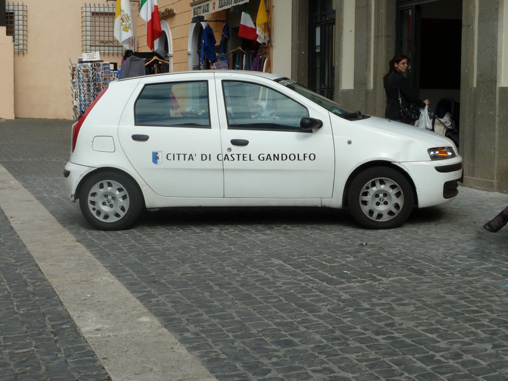 Fiat Punto als Werbetrger fr Castell Gandolfo den Sommersitz des Papstes, gesehen in Castell Gandolfo im Oktober 2010