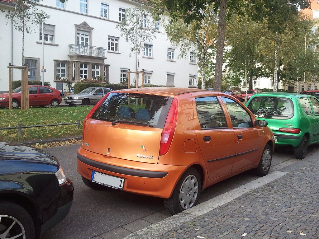 Fiat Punto (und Seicento) in lustigen Farben. (05.10.2012)
