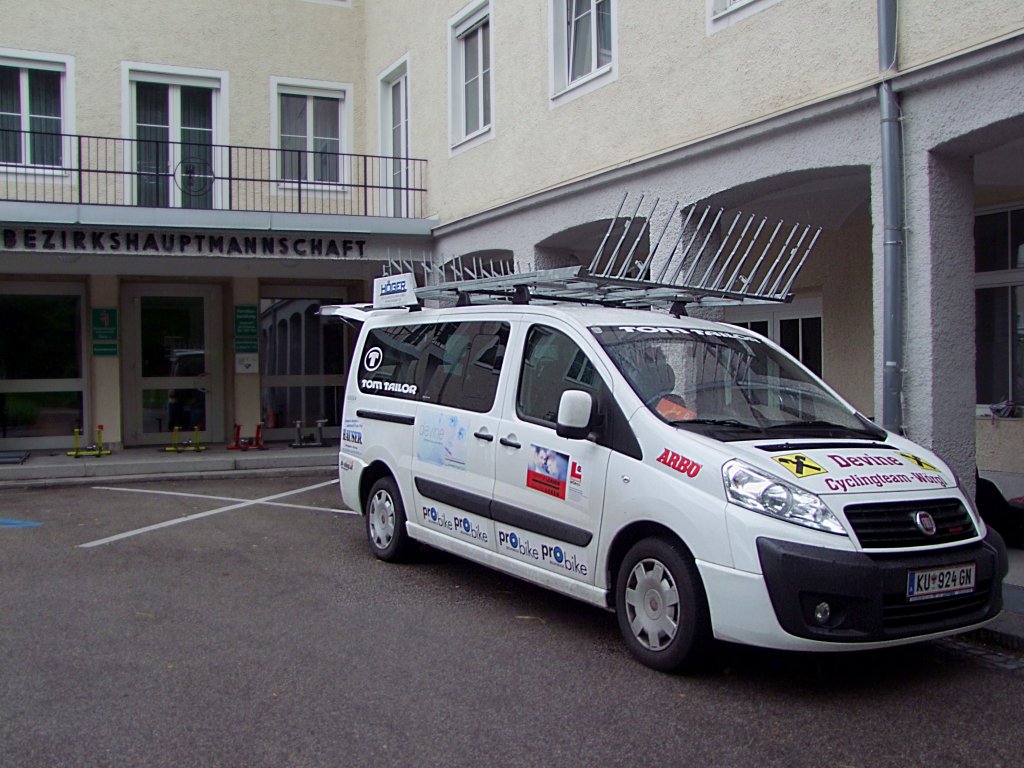 FIAT-Transporter im Einsatz des Radsportes parkiert anlsslich einer Rennveranstaltung vor der Bezirkshauptmannschaft Ried i.I.;100530