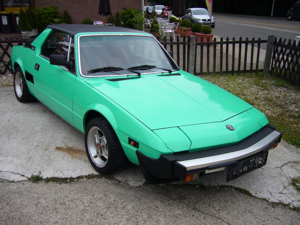 Fiat X1/9 five speed. 1978 - 1990. Der X1/9 wurde bereits 1972 vorgestellt. Er basierte auf dem Millionenseller 128. Bei seiner Vorstellung wurde der Wagen von einem 1.3l Motor mit 75 PS angetrieben. Ab 1978 wurde der 1.5l Motor des Ritmo mit 85 PS verbaut. Seit dem erhielt das Auto den Zusatz five speed. Seit 1982 wurde der keilfrmige Sportwagen bei Bertone produziert. Mlheim an der Ruhr 30.07.2011.