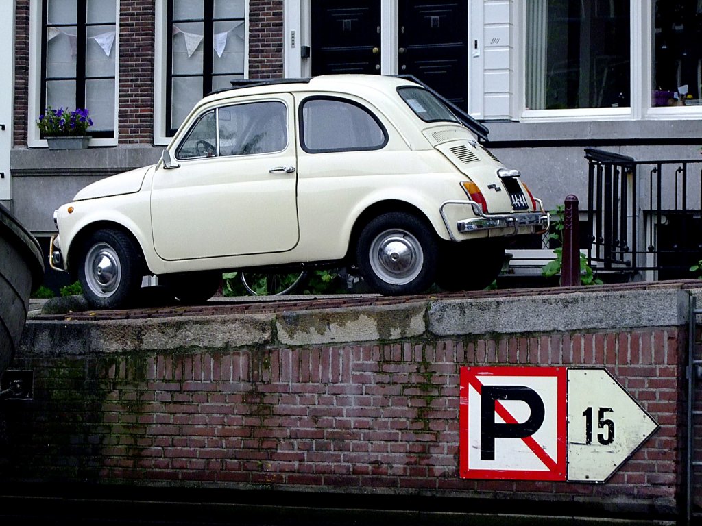 FIAT500 in einer Parklcke entlang einer Gracht in Amsterdam; 110904