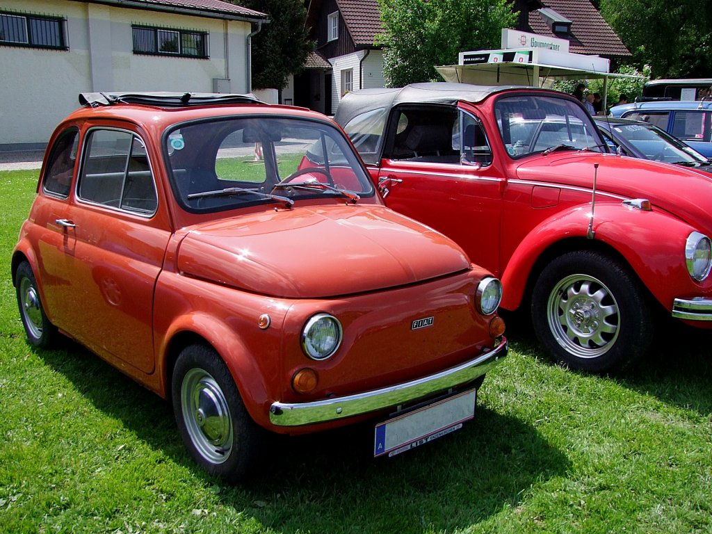 FIAT500 wirkt neben einem VW-Kfer richtig winzig; 130518