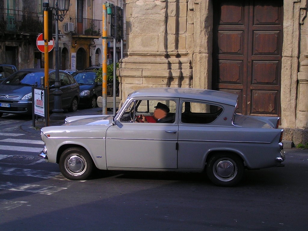Ford  Anglia  105E Sedan (Bj. 1959-1967) in Francavilla di Sicilia (Aufnahmedatum 20.11.2011)