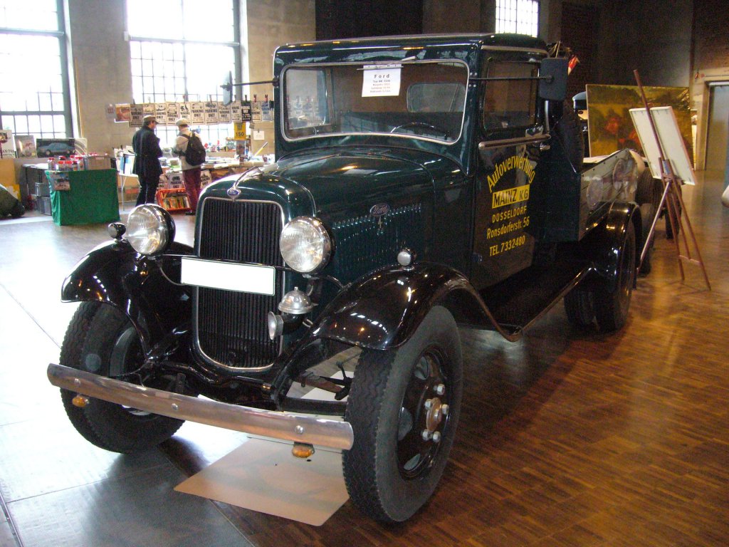 Ford BB Abschleppwagen. 1932 - 1939. Das Modell BB war ein modifizierter AA Lastwagen. Whrend seiner achtjhrigen Produktionszeit gabe es einige  Facelifts . Der abgelichtete BB stammt von 1933. Der 3.2l 4-Zylinderreihenmotor leistet 50 PS. Classic Remise Dsseldorf am 15.04.2012.