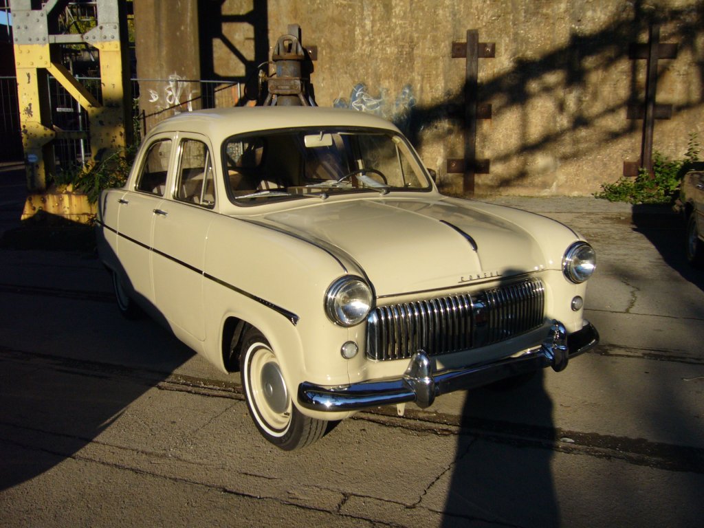 Ford Consul I. 1950 - 1956. Der Consul wurde 1950 auf dem Londoner Autosalon vorgestellt. Die Konstrukteure hatten sich bei diesem Auto von der Pontonform der 1948´er US-Ford-modelle inspirieren lassen. Der 4-Zylinderreihenmotor leistet 48 PS aus 1.508 cm Hubraum. Historicar am 15.10.2011.