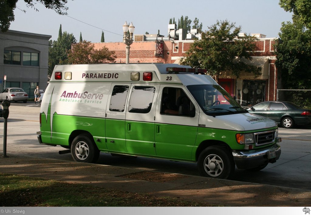 Ford E-Series / Leader Ambulance-Fahrzeug  AmbuServe - Ambulance Service . Aufgenommen am 28. September 2011 in Pasadena, Kalifornien / USA.