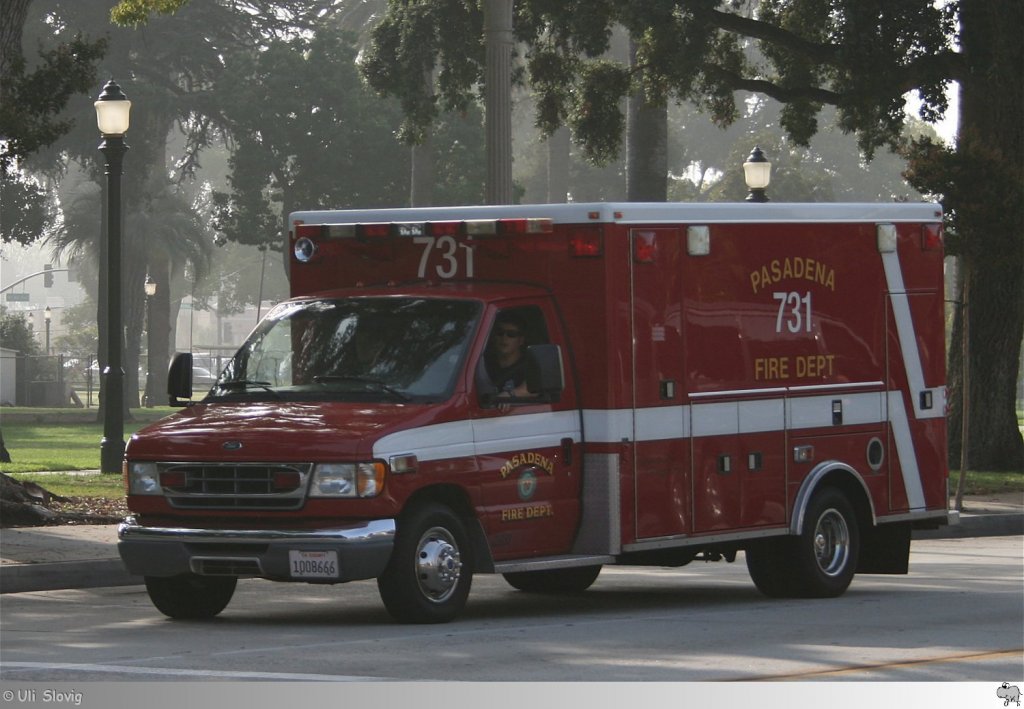 Ford E-Series Ambulance-Fahrzeug  Pasadena Fire Department . Aufgenommen am 28. September 2011 in Pasadena, Kalifornien / USA.