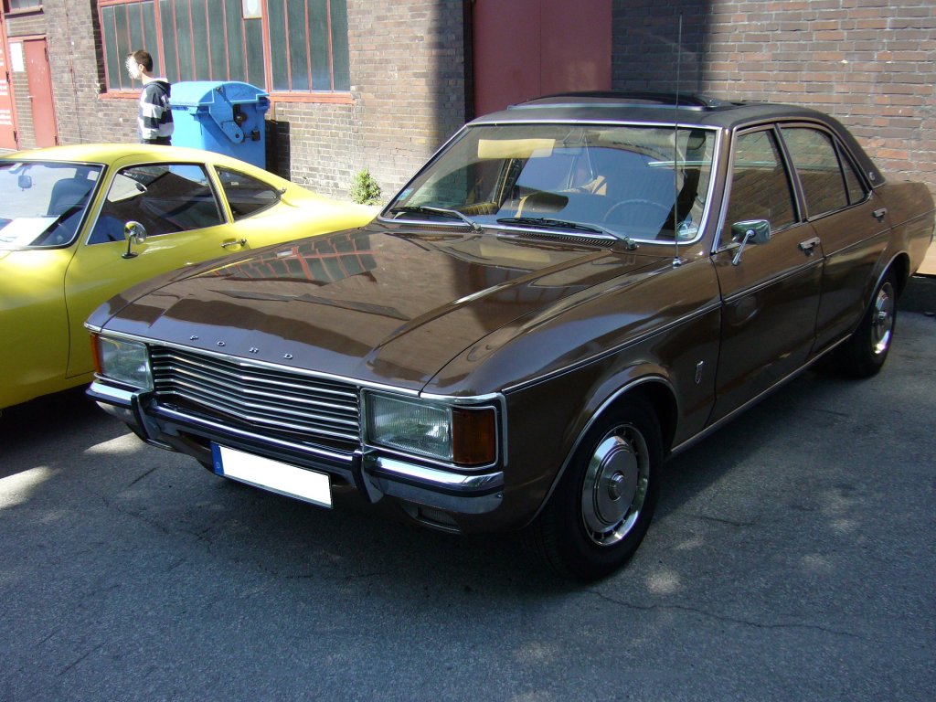 Ford Granada GXL. 1972 - 1975. Der Granada und sein einfacheres Schwestermodell Consul, ersetzten den P7b. Der wenig erfolgreiche Consul entfiel bereits 1974 wieder. Die GXL-Modelle wuden grundstzlich nur mit dem 2.3l und 3.0l V6-motor ausgeliefert. Die Ausstattungsvariante GXL entfiel 1975 zu Gunsten der Ghia-Ausstattung. 1977 wurde der facegeliftete Granada vorgestellt. Oldtimertreffen Kokerei Zollverein 01.05.2011.