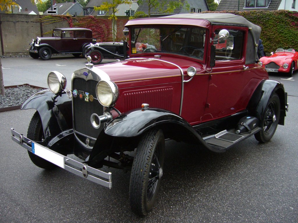 Ford Model A Cabriolet. 1928 - 1931. Das Model A wurde whrend seiner vierjhrigen Bauzeit in acht Karosserievarianten produziert. Hier wurde ein Cabriolet des Jahrganges 1930 abgelichtet. Der 3.3l groe 4-Zylinderreihenmotor leistet 40 PS. Besucherparkplatz der Classic Remise Dsseldorf am 06.10.2012.