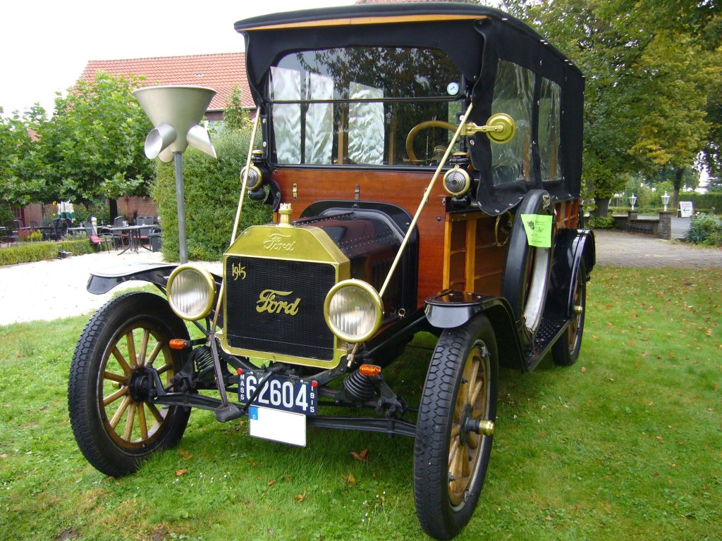 Ford Model T Woody Wagon von 1915. Auch der Woody Wagon gehrte zur groen Familie des Ford T der von 1908 bis 1927 in etlichen Karosserieversionen gebaut wurde. Der abgelichtete Woody ist von 1915. Woodietreffen Schermbeck am 23.09.2012.