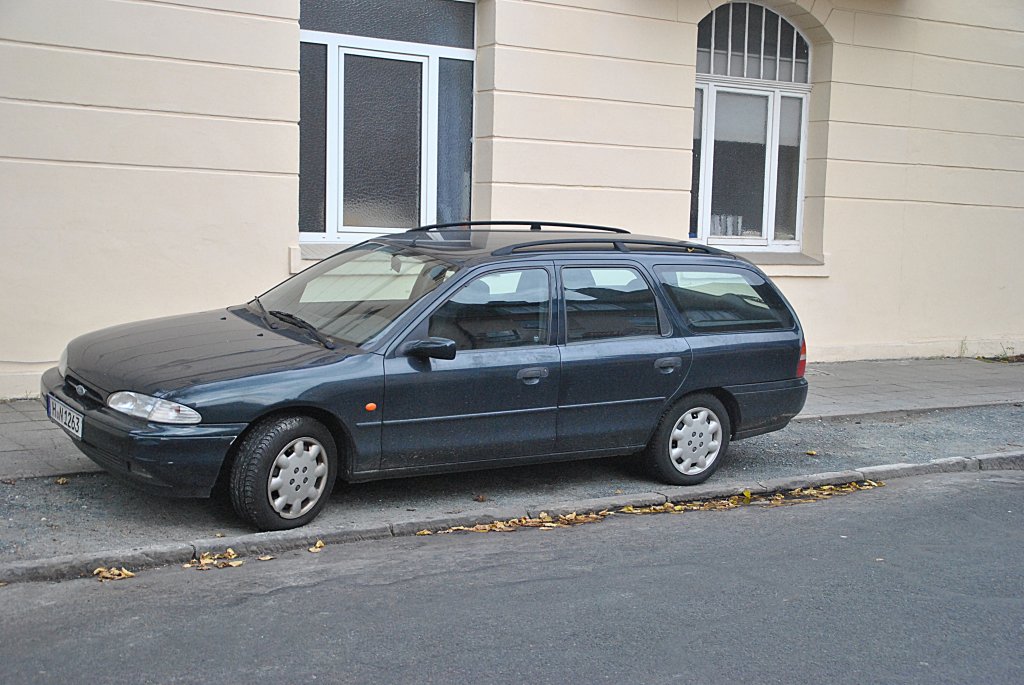 Ford Mondeo I, in Lehrte, am 30.10.10.