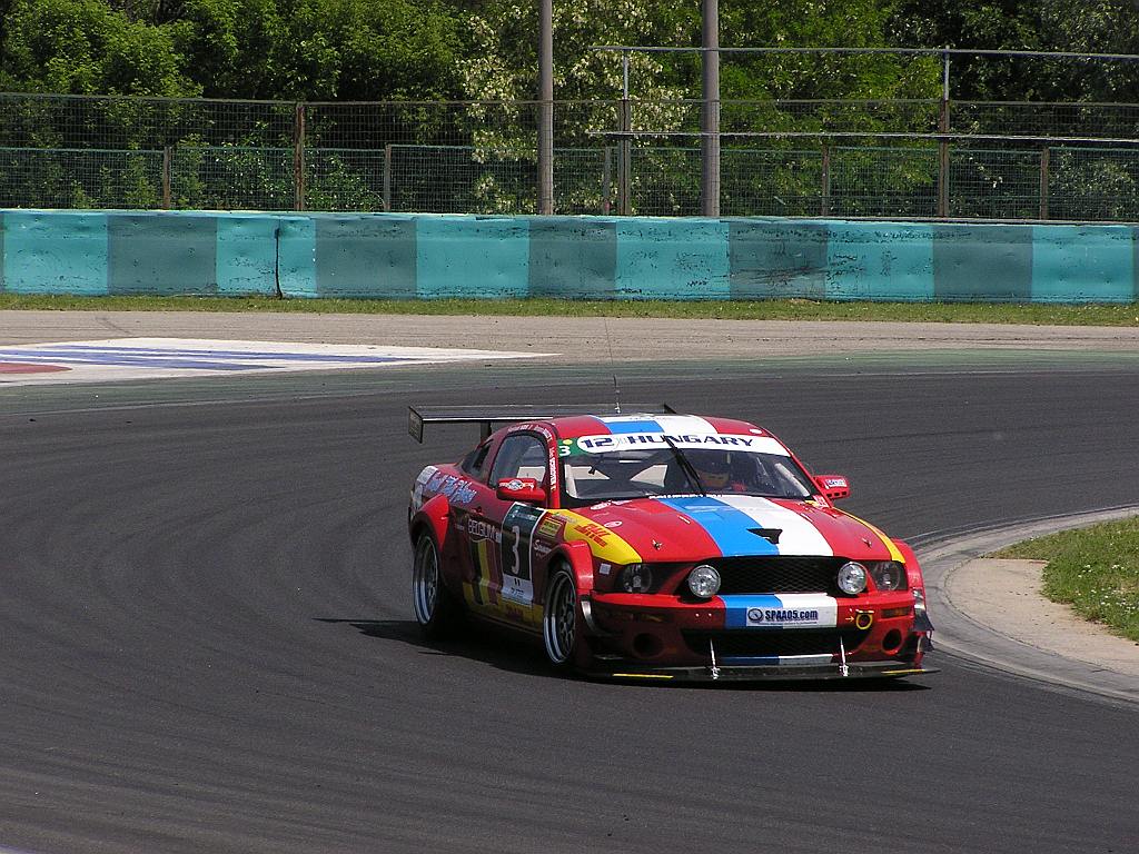 Ford Mustand wndt sich links - 12H series Hungaroring 22. Mai, 2011.
