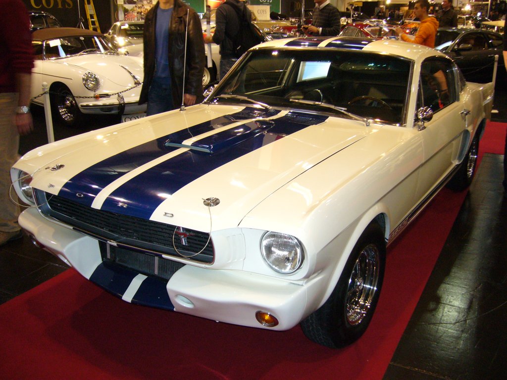 Ford Mustang Shelby GT 350 von 1966. Durch Vernderungen am Krmmer und dem Einsatz eines Holley-Vergasers konnte die Leistung des 289 cui Motors von 271 PS auf 306 PS erhht werden. Ab dem 1966´er Jahrgang waren die Motorblcke der Shelby Mustangs blau lackiert. Essen Motor Show am 29.11.2011.