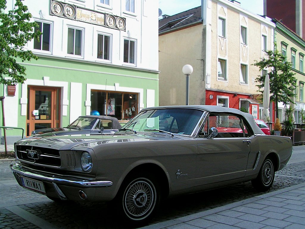FORD-Mustang(1.Generation;19641966) parkt im Bereich des Stammhauses der berhmten Bildhauerfamile Schwanthaler in Ried i.I.;100612