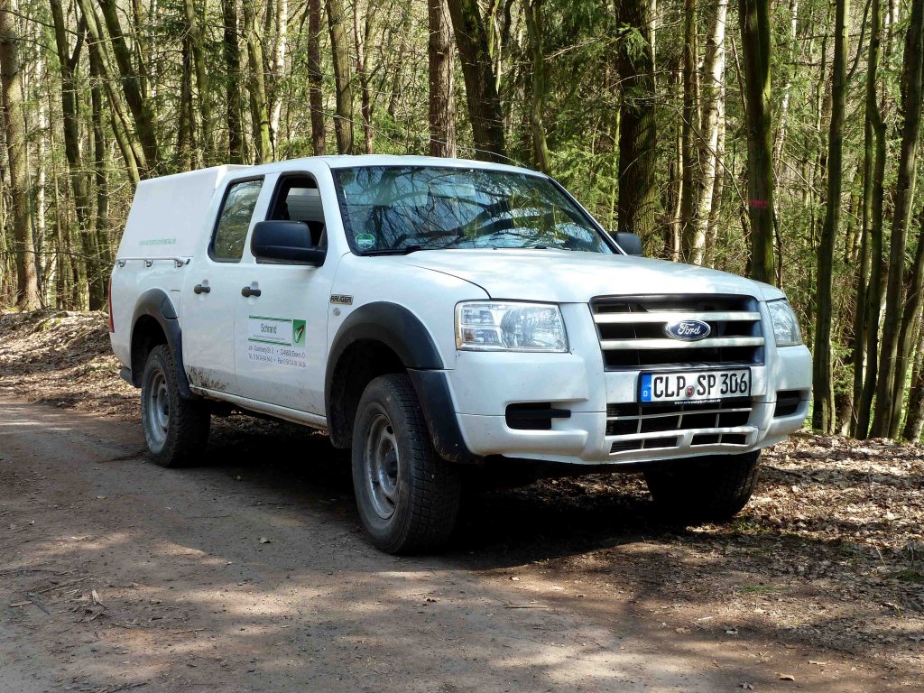 Ford Ranger steht an der Laugenleitungsbaustelle der Firma K&S in der Gemarkung von 36100 Petersberg-Marbach, April 2013
