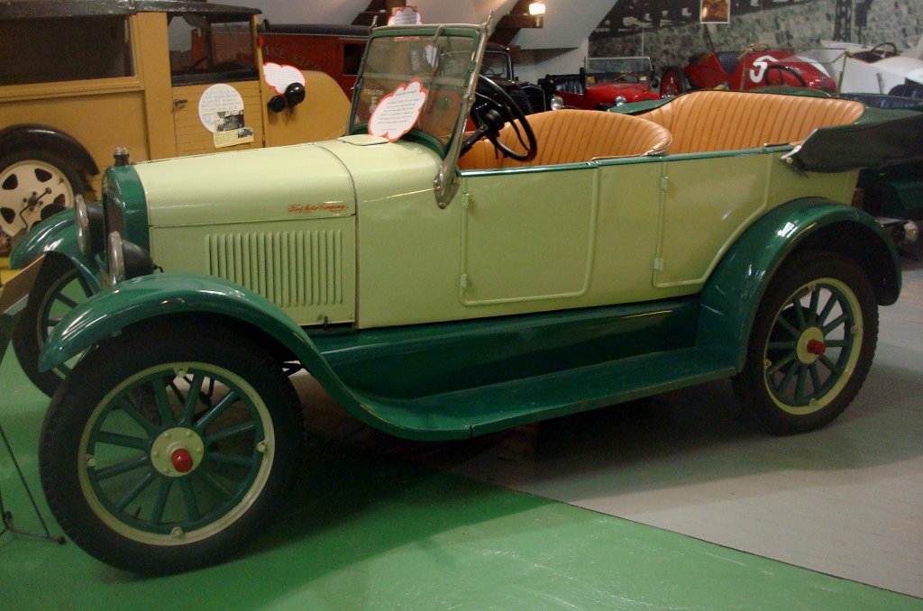 Ford T, weltweit das erstes Auto vom Flieband, von 1908-27 wurden ca.15 Mill.Stck gebaut, Vmax.72Km/h, Automuseum Fritz B.Busch, Aug.2012