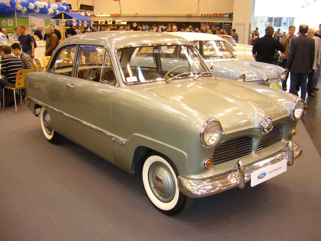Ford Taunus 12M G13. 1952 - 1959. Hier wurde ein Fahrzeug des ersten Baujahres 1952 abgelichtet. Der 4-Zylinderreihenmotor leistet 38 PS aus 1.172 cm Hubraum. Techno Classica am 25.03.2012.