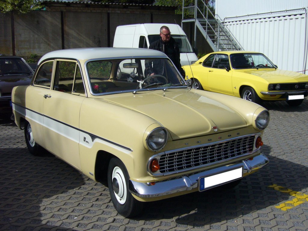 Ford Taunus 12M der vierten Serie von 1959 - 1962. Der 1.172 cm leistete 38 PS aus 1.172 cm Hubraum. Von den Limousinen der vierten Serie verkaufte Ford 215.471 Autos. Saisonerffnung am Dsseldorfer Meilenwerk 10.04.2011.