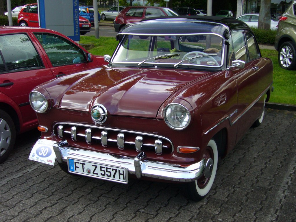 Ford Taunus 15M G4. 1955 - 1958. Der 15M basierte auf dem 12M und war uerlich am  Haifischmaul-Khlergrill  zu erkennen. Unter der Motorhaube werkelte ein 4-Zylinderreihenmotor mit 1.498 cm Hubraum. Die Leistung gegenber zum 12M erhhrte sich von 38 PS auf 55 PS. Alt-Ford-Treffen in Essen am 12.05.2013.