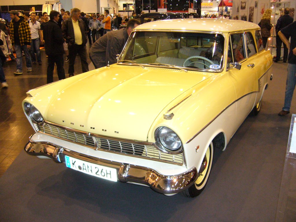 Ford Taunus P2 17 M Kombi de Luxe. Das Taunus P2 Modell, im Volksmund auch  Gelsenkirchener Barock  genannt wurde von 1959 - 1962 gebaut. Es gab Motorisierungen mit 1.172 cm, 1.498 cm und 1.698 cm, die 38, 55 und 60 PS leisteten. Als Kombi wurde der P2 45.468 mal ausgeliefert. Der abgebildete Wagen kostete bei seiner Einfhrung DM 7.730,00. Techno Classica 03.04.2011.