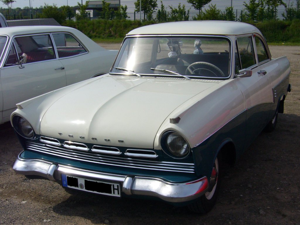 Ford Taunus P2 17M. 1957-1960. Dieses mu ein Fahrzeug sein, was vor Februar 1959 produziert wurde, da es noch mit den lteren Rckleuchten ausgestattet ist. Besucherparkplatz Niederrhein Classic.