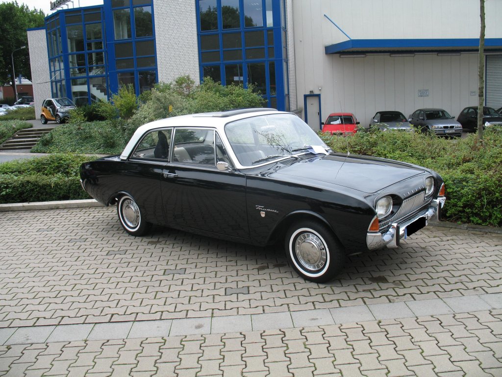 Ford Taunus P3 17M. 1960-1964. Ford betitelte dieses Auto in seinen Werbetexten als  Linie der Vernunft , der Volksmund nannte es Badewanne.
Oldtimertreffen beim Mlheimer BMW Hndler Phillip.