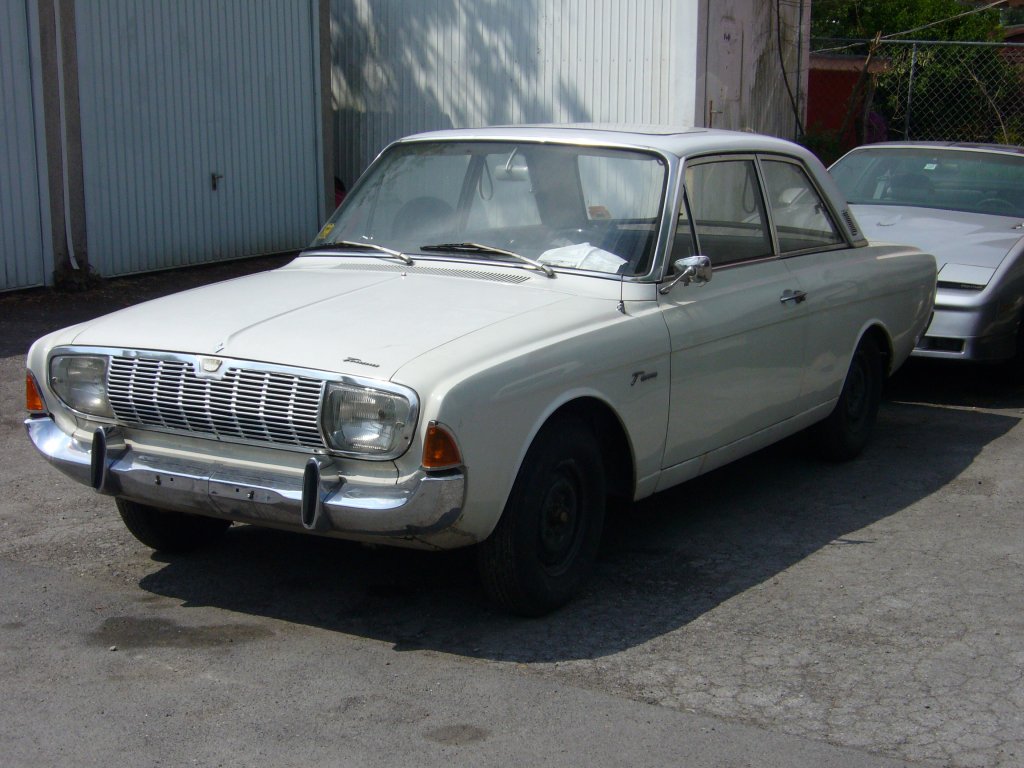 Ford Taunus P5 17M 2-trige Limousine, gebaut von 1964 - 1967, wartet am 22.05.2011 bei einem Essener Gebrauchtwagenhndler auf einen Kufer, der ihm wieder zu altem Glanz verhilft. 