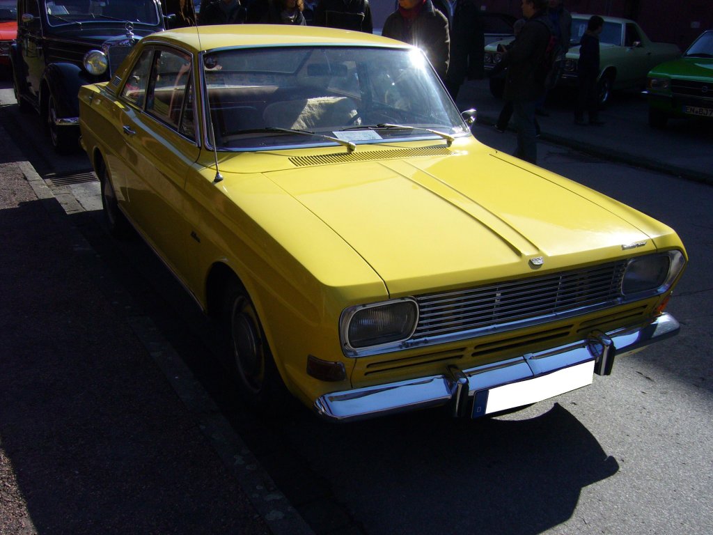 Ford Taunus P6 15M Coupe. 1966 - 1970. Die 15M Modelle konnten wahlweise mit einem V-4-Motor, der 65 PS aus 1.498 cm oder 70 PS aus 1.699 cm leistet, geordert werden. Ein solches Coupe war im letzten Produktionsjahr ab DM 8.205,00 zu haben. Oldtimertreffen Kokerei Zollverein am 07.04.2013.