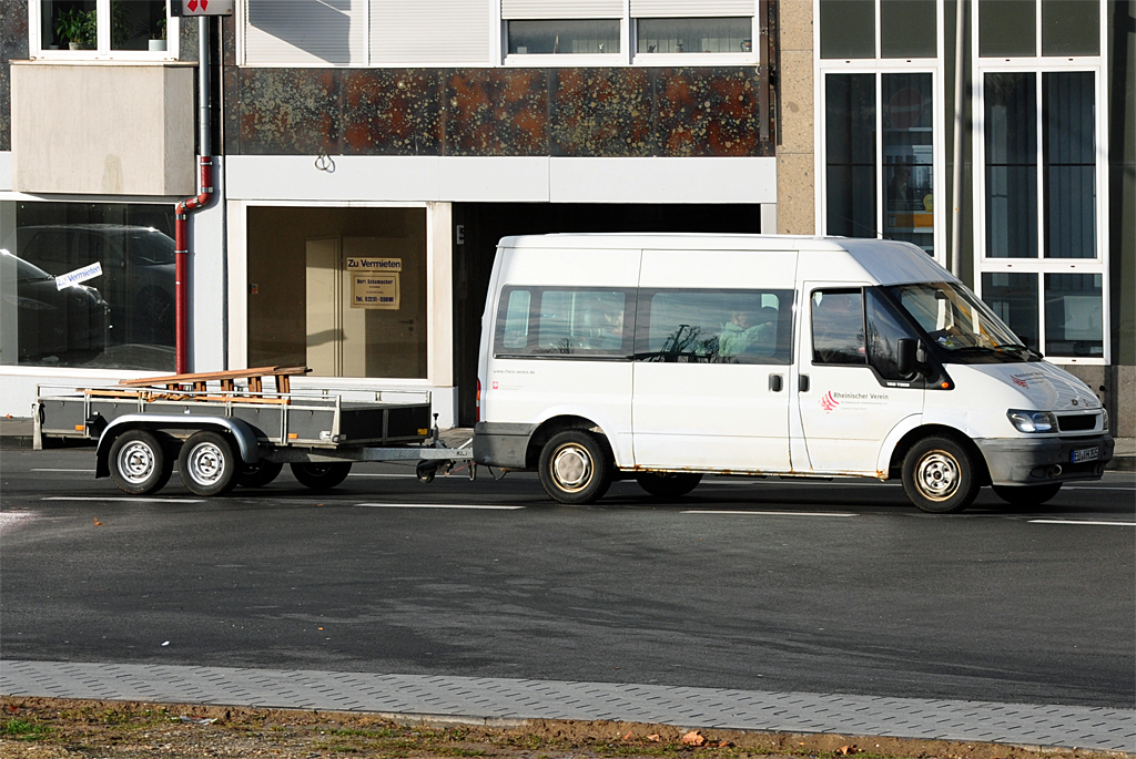 Ford Transit 100T300 mit Doppelachs-Hnger am Bf Euskirchen - 28.12.2012