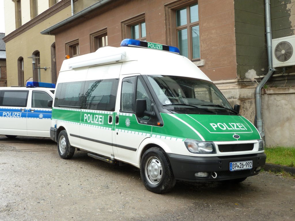 Ford Transit der Bundespolizei steht am Hbf Erfurt, Oktober 2010