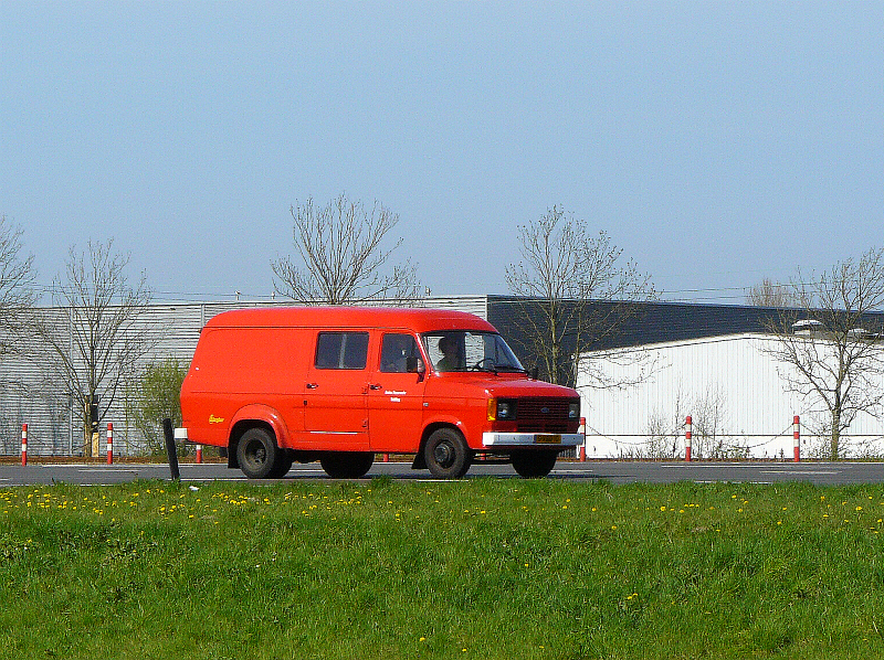 Ford Transit fotografiert auf der N11 bei Leiden am 09-04-2011.