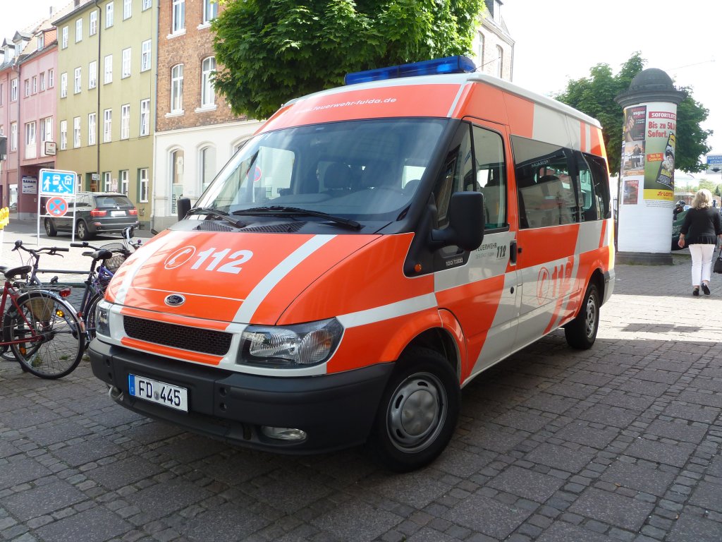 Ford Transit der Fuldaer Feuerwehr abgestellt in der Innenstadt von Fulda, Mai 2011
