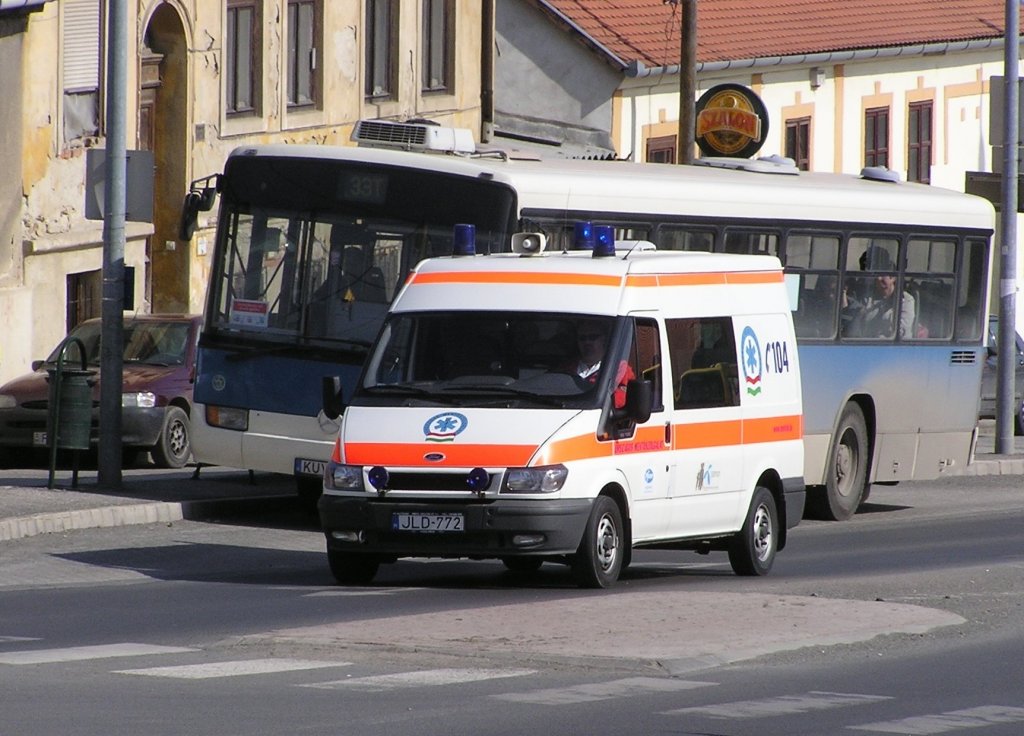 Ford Transit Krankenwagen, fotografiert in Ungarn, am 18.03.2010