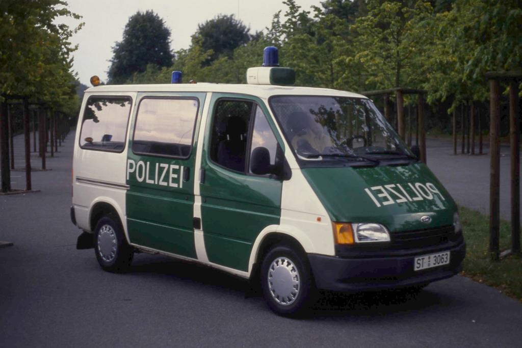 Ford Transit der Kreispolizeibehrde Steinfurt
ausgerstet als  Mobile Wache  hier in 
Tecklenburg am 11.08.1992